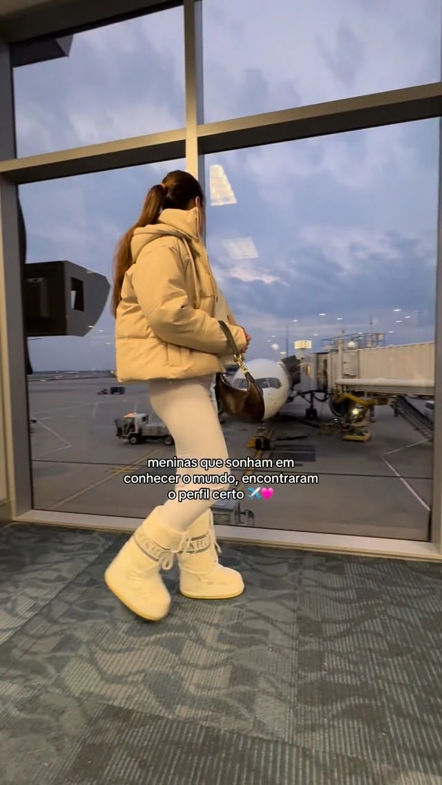 Raissa Dámian diante da janela de um aeroporto antes de embarcar