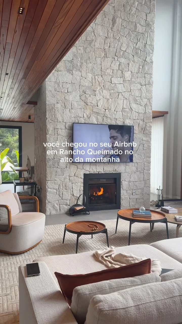 Sala com lareira e vista para as montanhas no Refúgio em Rancho